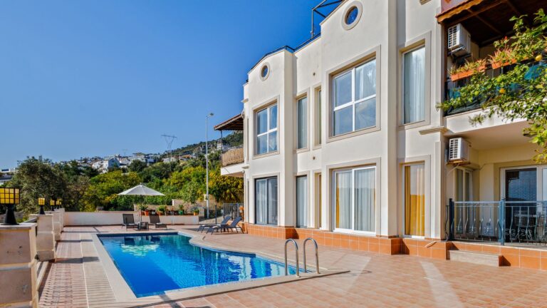 Comment repérer une bonne affaire en location de villa à Essaouira avec piscine longue durée en ligne ?