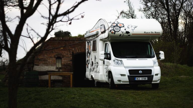 Terrain à louer à l’année pour caravane : campagne ou camping ?